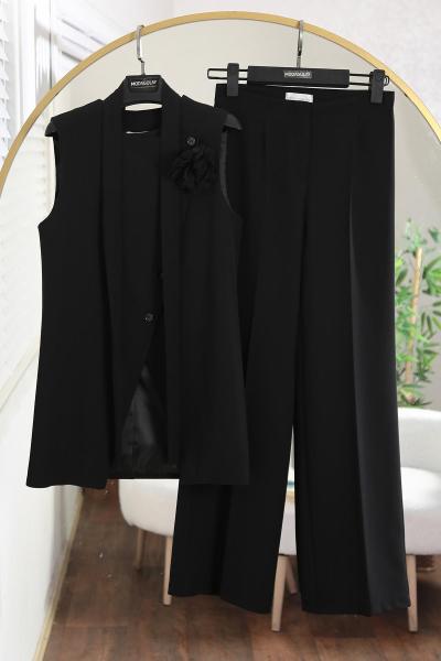 Yeleği Verev Kesim Gül Aksesuarlı Pantolonlu Dabıl Takım Siyah