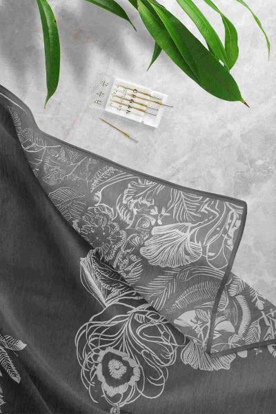 Çizgi Yaprak Desenli Eşarp Siyah