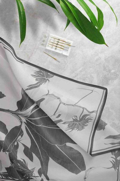 Büyük Yaprakl Desenli Eşarp Siyah Bej