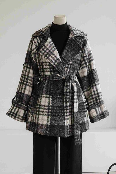 Dört Düğmeli Kuşaklı Ekose Kaşe Kaban Siyah Ekru