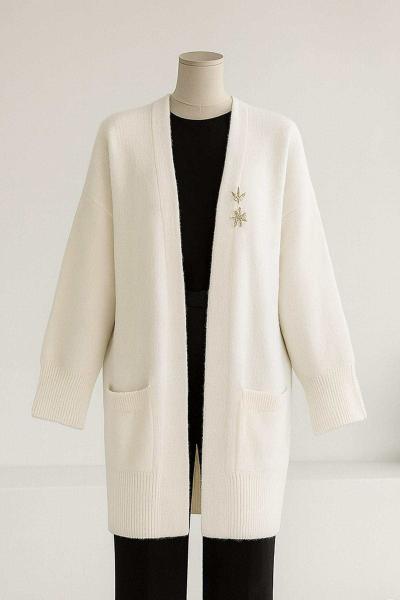 Çift Cepli Broşlu Keçe Hırka Ekru