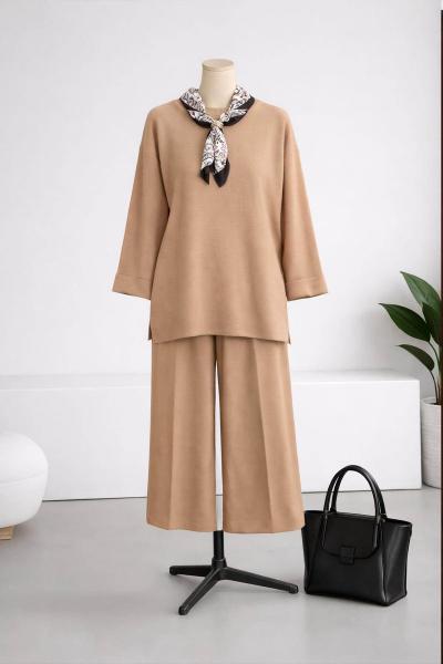 Kolu Katlamalı Fularlı Pantolonlu Triko Takım Camel