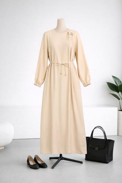 Omuzu Tokalı Gabardin Elbise Bej