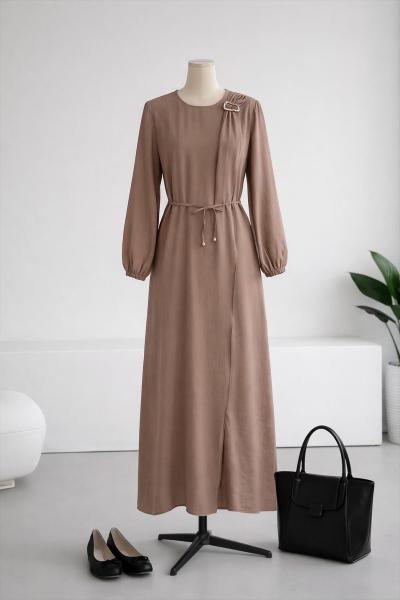 Omuzu Tokalı Gabardin Elbise Sütlü Kahve